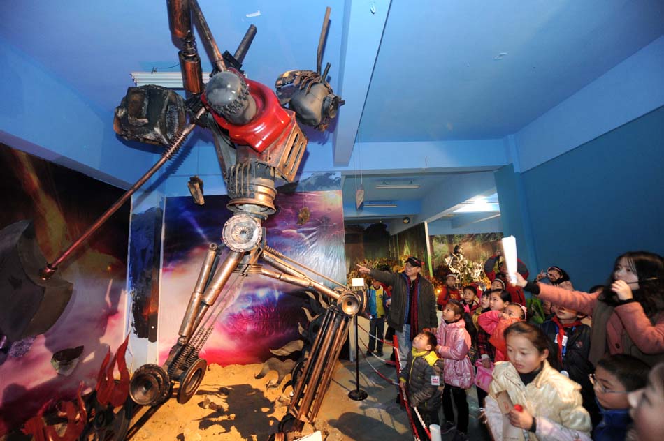 Children view a steel artwork at the Mr. Iron Robot Theme Park in Jiaxing, east China's Zhejiang Province, March 24, 2012. (Xinhua/Xu Yu)