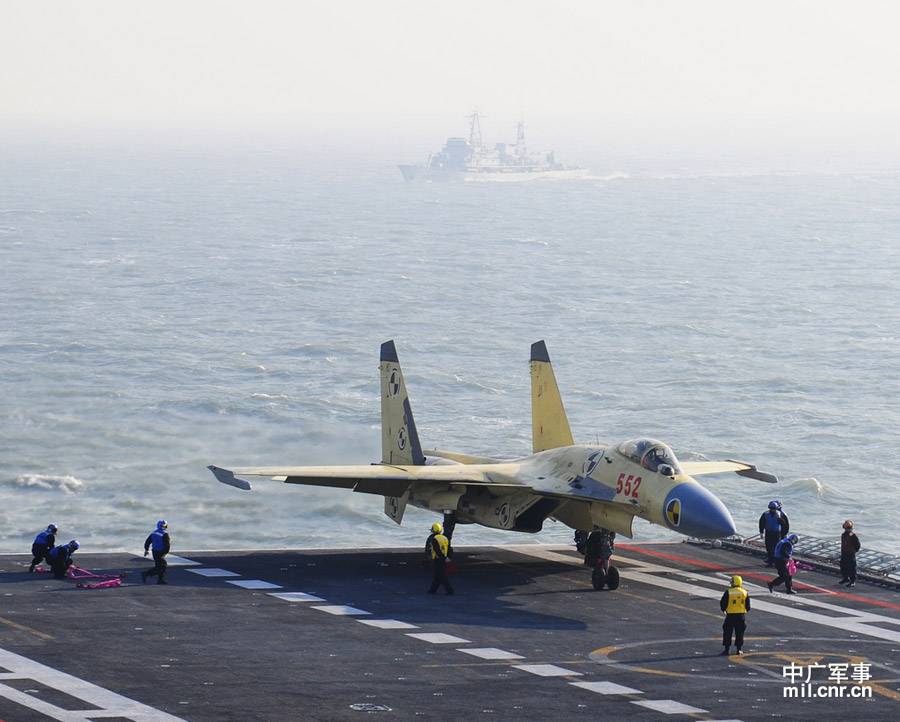 Photo shows carrier-borne J-15 fighter jet on China's first aircraft carrier, the Liaoning. (mil. cnr.cn/ Sun Li)
