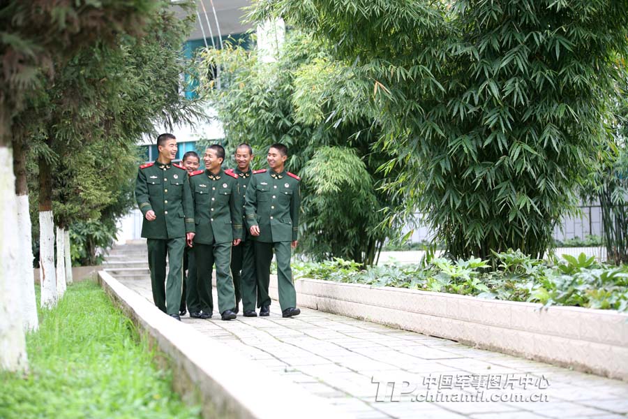 The veterans of the Guizhou Contingent of the Chinese People's Armed Police Force (APF) are going to be discharged from active service and leave the barrack. 