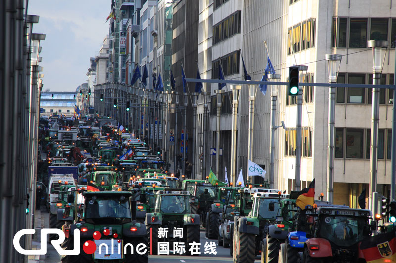 One of the busiest streets in Brussels, Belgium, is occupied by 1,000 tractors of dairy farmers who protest against E.U. agricultural policies, Nov. 26, 2012. Dairy farmers from all over Europe demonstrated in Brussels on Monday to protest against falling milk prices caused by overproduction in the continent. (Photo/CRI Online)