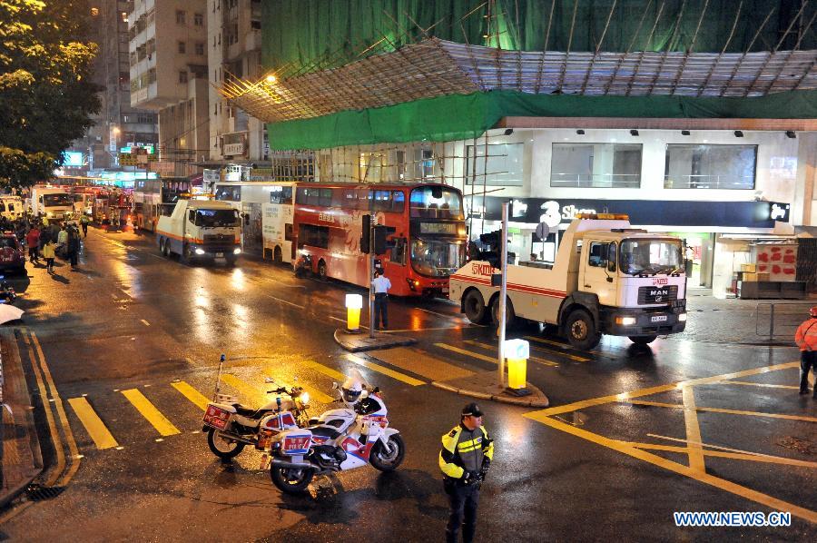Photo taken on Nov. 27, 2012 shows a bus collision scene in Wan Chai, south China's Hong Kong. At least 40 people were injured in a traffic accident involving three buses in Hong Kong on Tuesday evening, local authorities said. (Xinhua/Lo Ping Fai) 