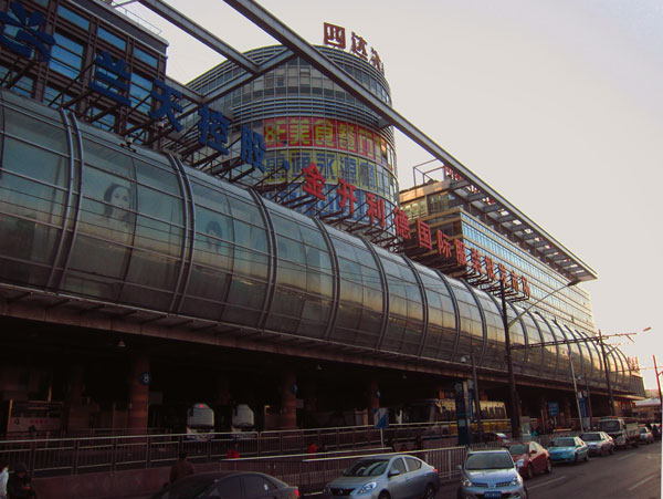 The Jinkailide Market occupies the second to fifth floors of the building over the bus terminal at the Beijing Zoo subway station. (CRIENGLISH.com)