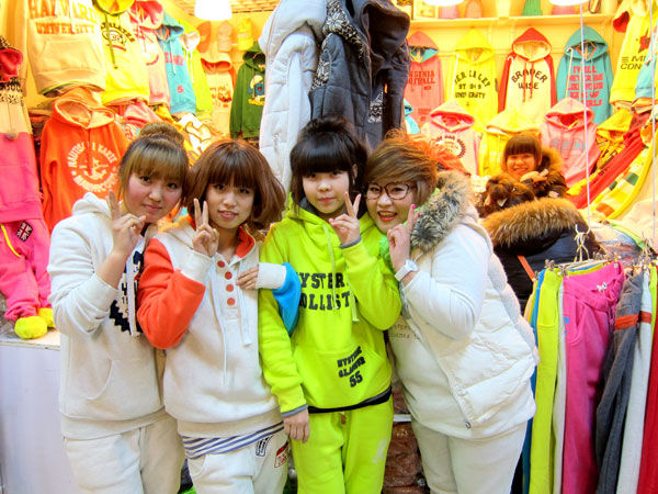 Tian Qing (right) and staff at the Zoo Market. (CRIENGLISH.com)