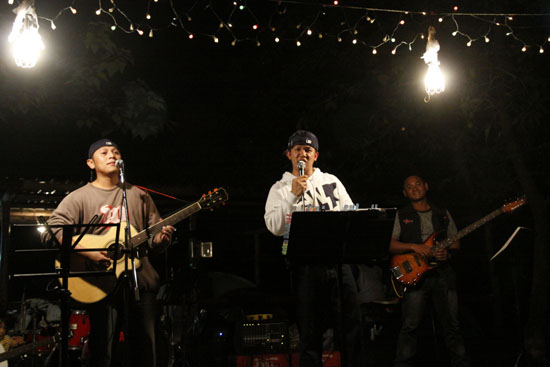 The Bunun people are known for their talent for singing. A band of young singers perform for tourists at Gu Ziyong's hostel in the evening. (CRIENGLISH.com)