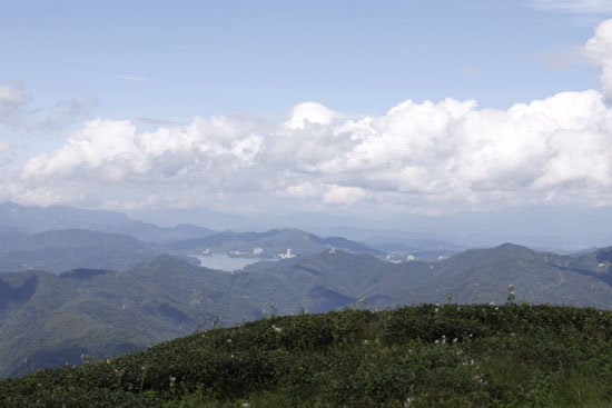 On the peak of a mountain featuring the Shuanglong tribe of Bunun ethnic group, Sun Moon Lake is clearly visible in the distance. The emerald body of water and Alishan Mountain are the two most famous tourist sites in Taiwan. (CRIENGLISH.com)