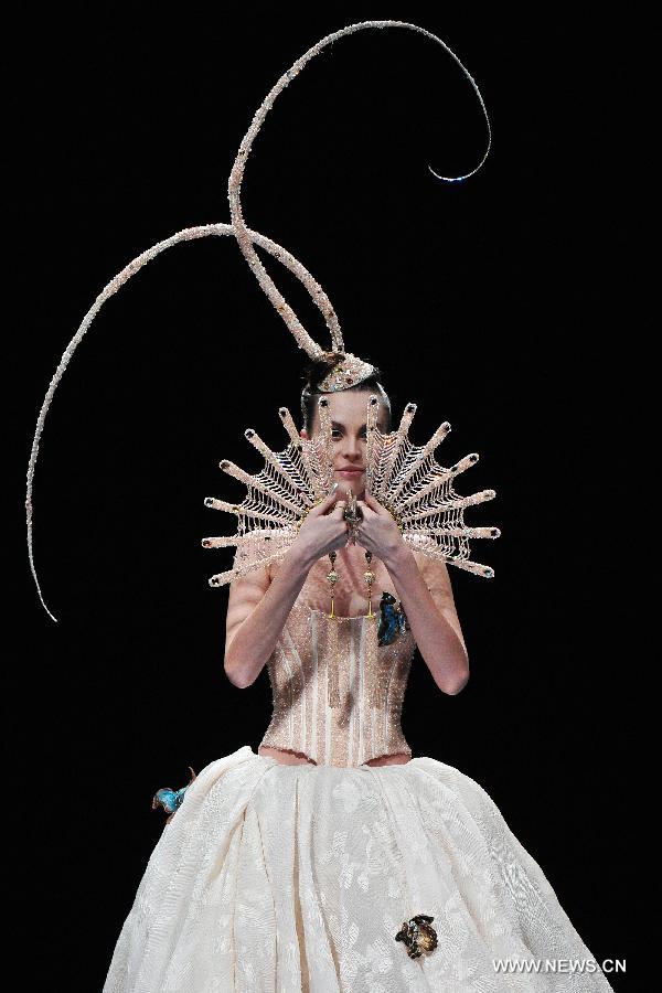 A model presents a creation by Chinese designer Guo Pei during the Asian Couture Fashion Week at Singapore's Marina Bay Sands, on Nov. 27, 2012. (Xinhua/Then Chih Wey) 