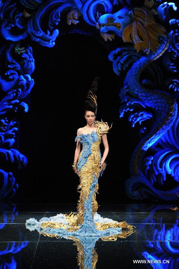 A model presents a creation by Chinese designer Guo Pei during the Asian Couture Fashion Week at Singapore's Marina Bay Sands, on Nov. 27, 2012. (Xinhua/Then Chih Wey) 