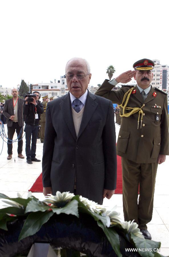 Tayeb Abdel Rahim (front), secretary-general of the Palestinian presidency, places a wreath at the tomb of late Palestinian leader during a ceremony in the West Bank city of Ramallah, on Nov. 27, 2012. Samples of the remains of iconic Palestinian leader Yasser Arafat were exhumed so experts could search for additional clues to his death, Palestinian officials said. (Xinhua/POOL)