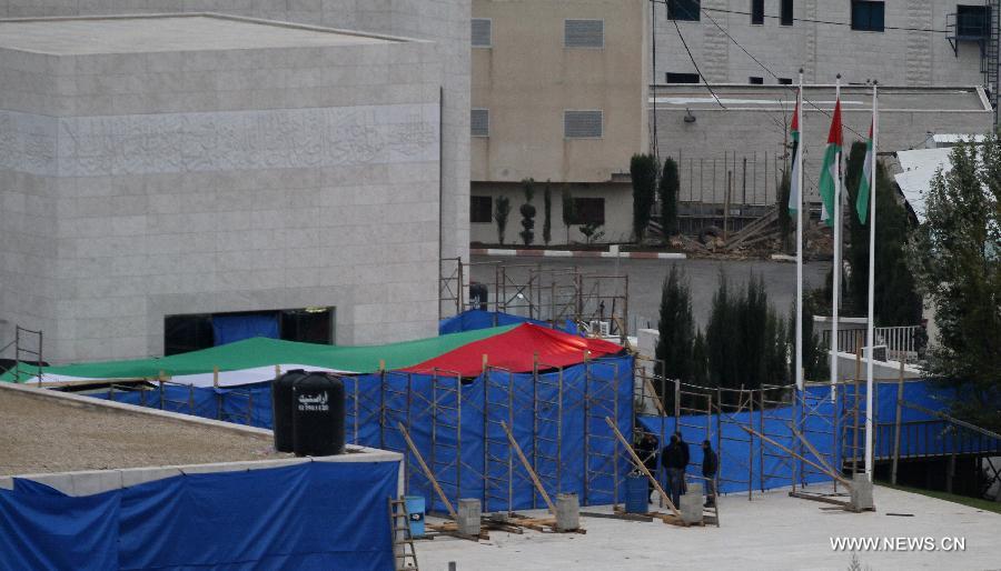 Palestinian employees are seen around the mausoleum of the late Palestinian leader Yasser Arafat in the West Bank city of Ramallah, Nov. 27, 2012. Samples of the remains of iconic Palestinian leader Yasser Arafat were exhumed so experts could search for additional clues to his death, Palestinian officials said.(Xinhua/Ayman Nobani)