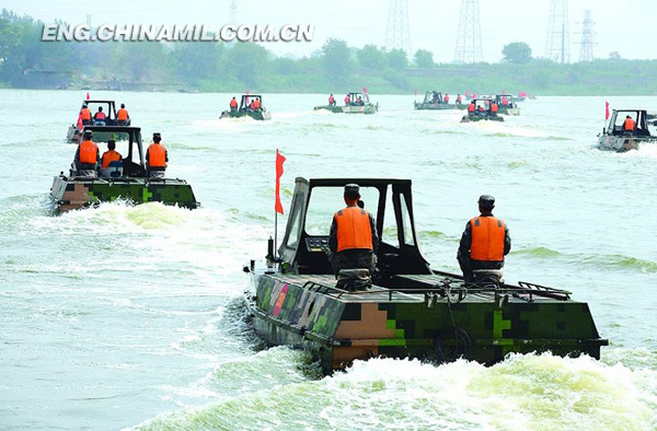 The officers and men of a motor-boat formation of a regiment under the Beijing MAC of the PLA are in a drill. (chinamil.com.cn/Chi Peng and Huang Ke)