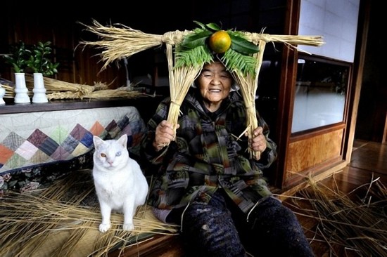 By Japanese photographer Miyoko Ihara. Photos are from her album "Misao the Big Mama and Fukumaru the Cat."