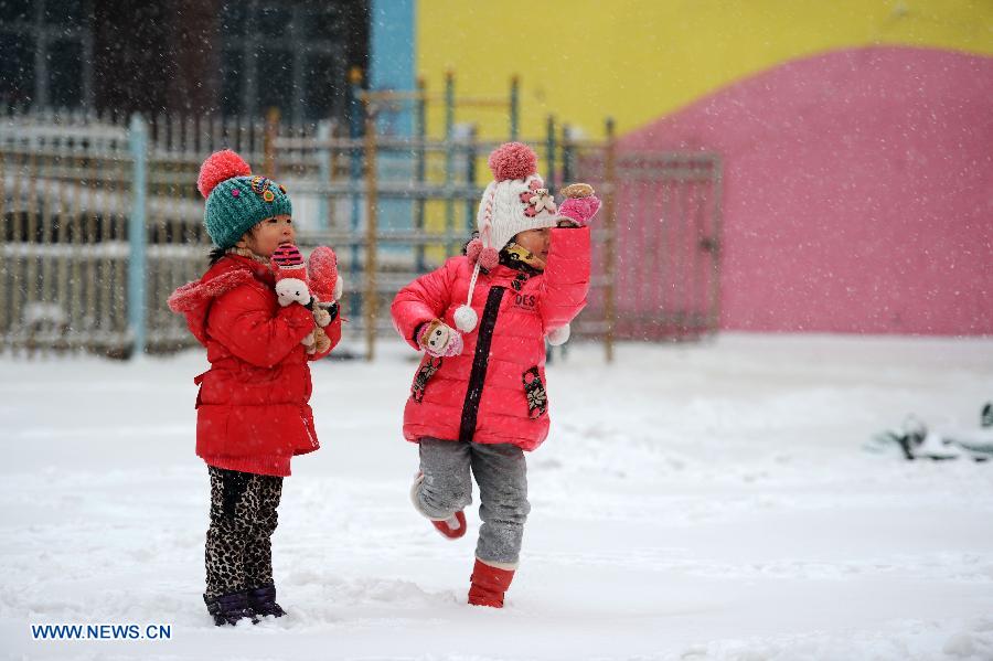Children play in snow at their kindergarten in Harbin, capital of northeast China's Heilongjiang Province, Nov. 28, 2012. Cold air front moving eastward will sweep China's northern regions during the next few days, bringing strong winds and big temperature drops, the National Meteorological Center (NMC) forecast on Wednesday. (Xinhua/Wang Kai) 