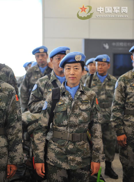The 100 Chinese peacekeepers who are the third batch of the first Chinese peacekeeping contingent to South Sudan returning to China arrive at the Xinzheng International Airport in central China's Henan province by air on November 24, 2012. (chinamil.com.cn/Shen Dongdong)