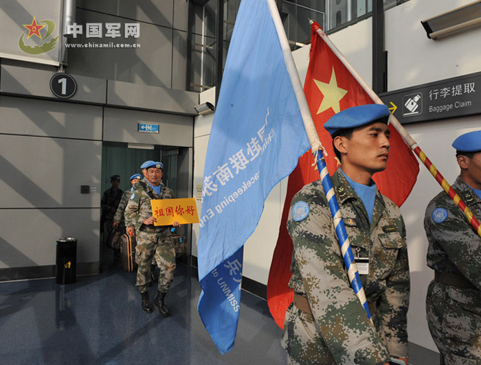 The 100 Chinese peacekeepers who are the third batch of the first Chinese peacekeeping contingent to South Sudan returning to China arrive at the Xinzheng International Airport in central China's Henan province by air on November 24, 2012. (chinamil.com.cn/Shen Dongdong)