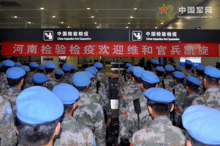 The 100 Chinese peacekeepers who are the third batch of the first Chinese peacekeeping contingent to South Sudan returning to China arrive at the Xinzheng International Airport in central China's Henan province by air on November 24, 2012. (chinamil.com.cn/Shen Dongdong)