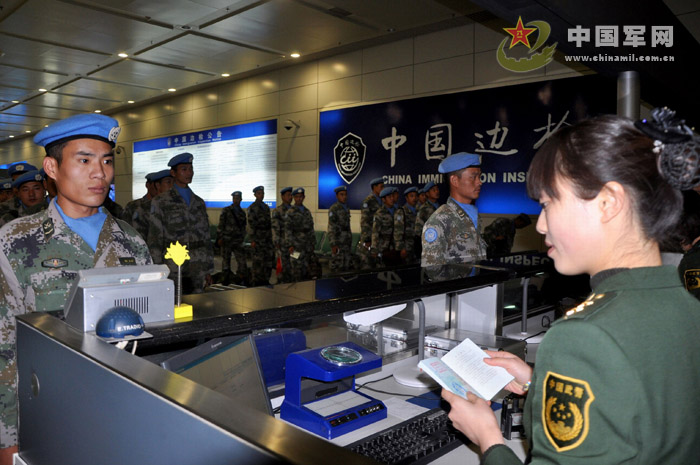 The 100 Chinese peacekeepers who are the third batch of the first Chinese peacekeeping contingent to South Sudan returning to China arrive at the Xinzheng International Airport in central China's Henan province by air on November 24, 2012. (chinamil.com.cn/Shen Dongdong)