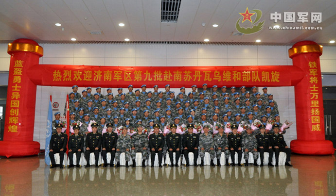 The 100 Chinese peacekeepers who are the third batch of the first Chinese peacekeeping contingent to South Sudan returning to China arrive at the Xinzheng International Airport in central China's Henan province by air on November 24, 2012. (chinamil.com.cn/Shen Dongdong)