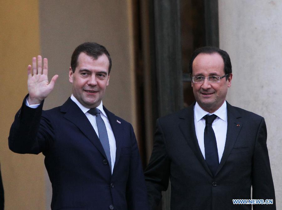 French President Francois Hollande (R) welcomes visiting Russian Prime Minister Dmitry Medvedev before their meeting at the Elysee presidential palace in Paris, France, Nov. 27, 2012. (Xinhua/Gao Jing)