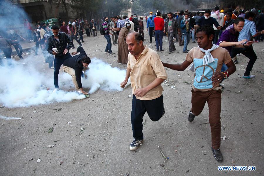 Egyptian protesters clash with riot police during the anti-Mursi rally near the U.S. Embassy in central Cairo, Egypt, Nov. 27, 2012. Egyptian people flooded to the capital Cairo's central Tahrir Square on Tuesday to join a rally rejecting the new constitutional declaration issued by President Mohamed Morsi last Thursday. (Xinhua/Amru Salahuddien) 