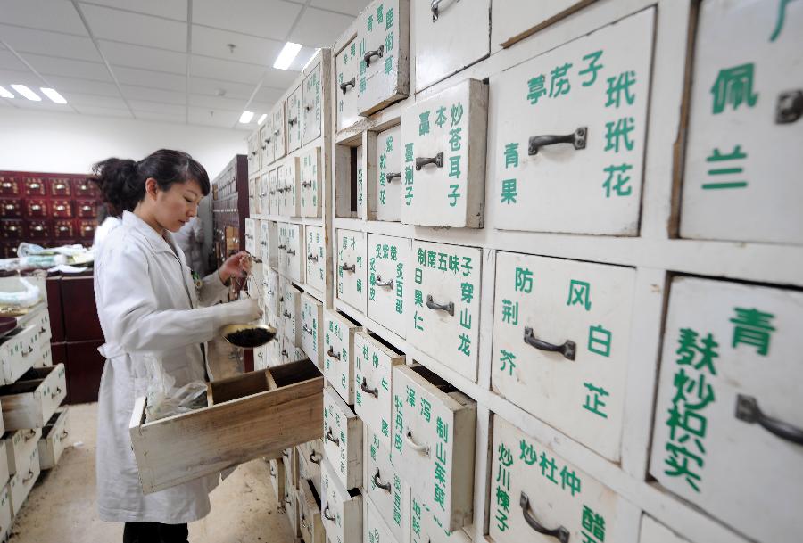 A doctor of Shanxi College of Chinese Traditional Medicine Subsidiary Hospital makes preparations of Chinese herbal medicine for patients in Taiyuan, capital of north China's Shanxi Province, Nov. 23, 2012. More and more Chinese are disposed to preventive treatment of discease rather than curative treatment, they receive acupuncture, moxibustion, herbal paste or other Chinese traditional regimen to improve sub-healthy state.(Xinhua/Yan Yan) 