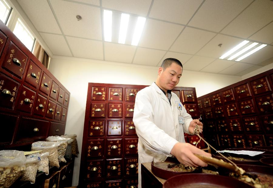 A doctor of Shanxi College of Chinese Traditional Medicine Subsidiary Hospital makes preparations of Chinese herbal medicine for patients in Taiyuan, capital of north China's Shanxi Province, Nov. 23, 2012. More and more Chinese are disposed to preventive treatment of discease rather than curative treatment, they receive acupuncture, moxibustion, herbal paste or other Chinese traditional regimen to improve sub-healthy state.(Xinhua/Yan Yan) 