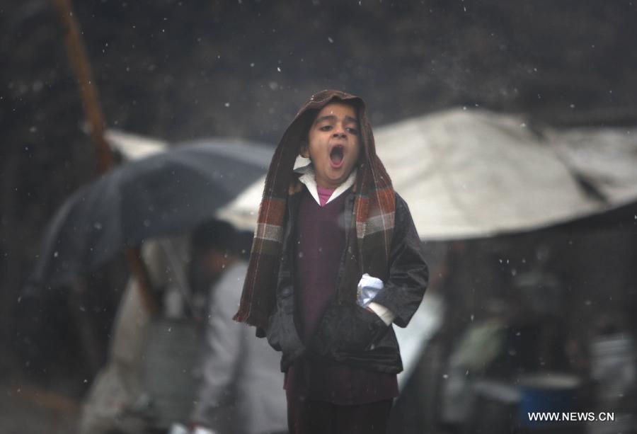 An Afghan boy yawns on a road on a snowy day in Kabul, capital of Afghanistan, on Nov. 28, 2012. Kabul witnessed the first snow of the season on Wednesday. (Xinhua/Ahmad Massoud)