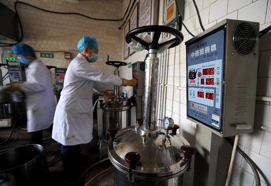 Doctors of Shanxi College of Chinese Traditional Medicine Subsidiary Hospital boil medicine herbs in Taiyuan, capital of north China's Shanxi Province, Nov. 23, 2012. More and more Chinese are disposed to preventive treatment of discease rather than curative treatment, they receive acupuncture, moxibustion, herbal paste or other Chinese traditional regimen to improve sub-healthy state.(Xinhua/Yan Yan) 