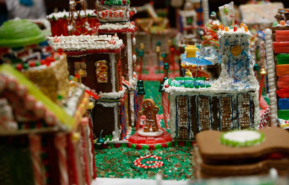 People build the “gingerbread village”, in Washington D. C., capital of the United States, on Nov. 26, 2012. The “gingerbread village” was proposed to build by an architect in 2006.  Since then, architects and designers in the capital gather annually to build a village composed of gingerbread to celebrate the Christmas. (Xinhua/Fang Zhe)