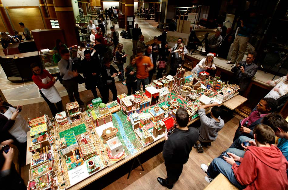 People build the “gingerbread village”, in Washington D. C., capital of the United States, on Nov. 26, 2012. The “gingerbread village” was proposed to build by an architect in 2006.  Since then, architects and designers in the capital gather annually to build a village composed of gingerbread to celebrate the Christmas. (Xinhua/Fang Zhe)