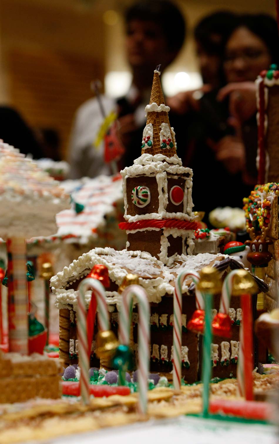A “bell tower” is placed in “gingerbread village” in Washington D. C., capital of the United States, on Nov. 26, 2012. The “gingerbread village” was proposed to build by an architect in 2006.  Since then, architects and designers in the capital gather annually to build a village composed of gingerbread to celebrate the Christmas. (Xinhua/Fang Zhe)