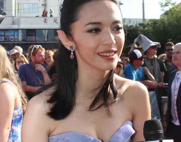 Chinese film actress Yao Chen speaks to the journalists on the red carpet at the world premiere of film "The Hobbit: An Unexpected Journey" at the Embassy Theatre in Wellington, New Zealand, Nov. 28, 2012. (Xinhua/Huang Xingwei) 