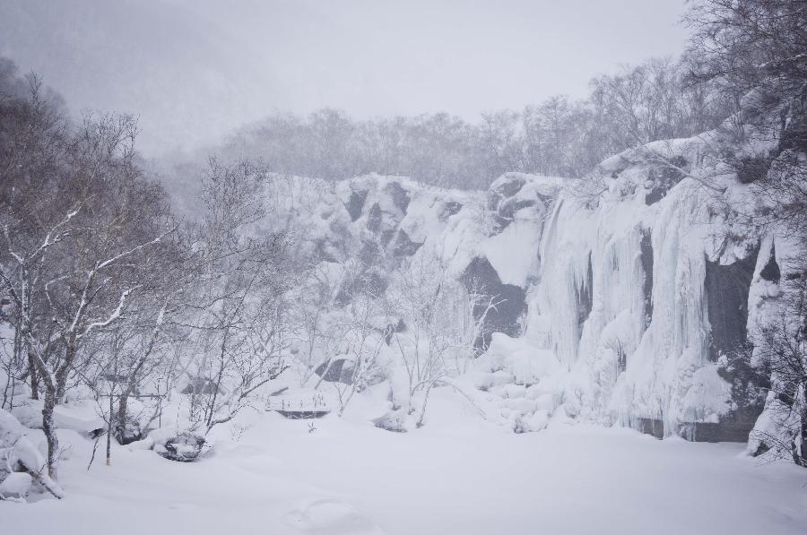 Photo taken on Nov. 28, 2012 shows the picturesque scene in Changbai Mountain in northeast China's Jilin Province. (Xinhua/Ma Caoran) 