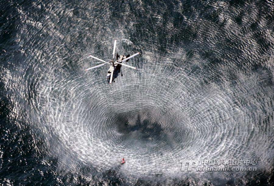 A navy helicopter rescues a drowning a fisherman. (tp.chinamil.com.cn / Zhang Lei)