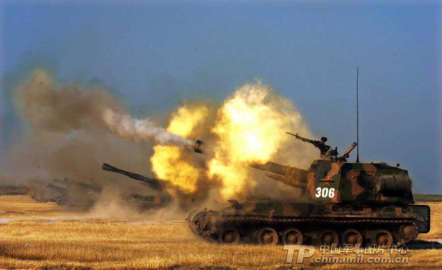 A tank shows its firepower in the attack. (tp.chinamil.com.cn / Zhang Lei)