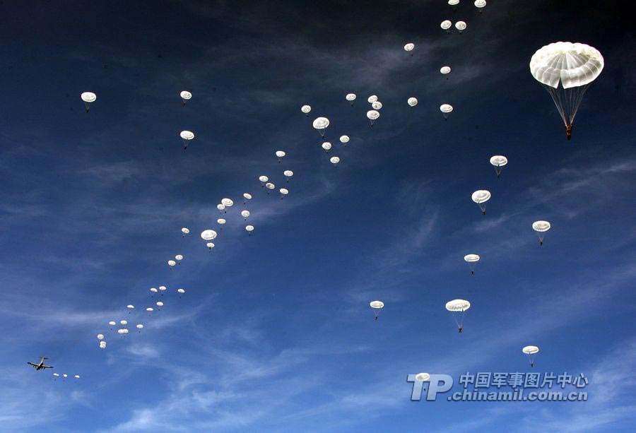 Paratroops in the sky. (tp.chinamil.com.cn / Zhang Lei)