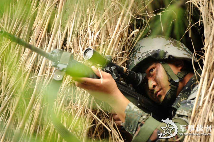Recently, the Special Forces of the Chinese People's Liberation Army conduct a comprehensive training on the subjects of parachuting, underwater diving, shooting and information technology equipment operating. (reader.chinamil.com.cn/Xu Jungang)