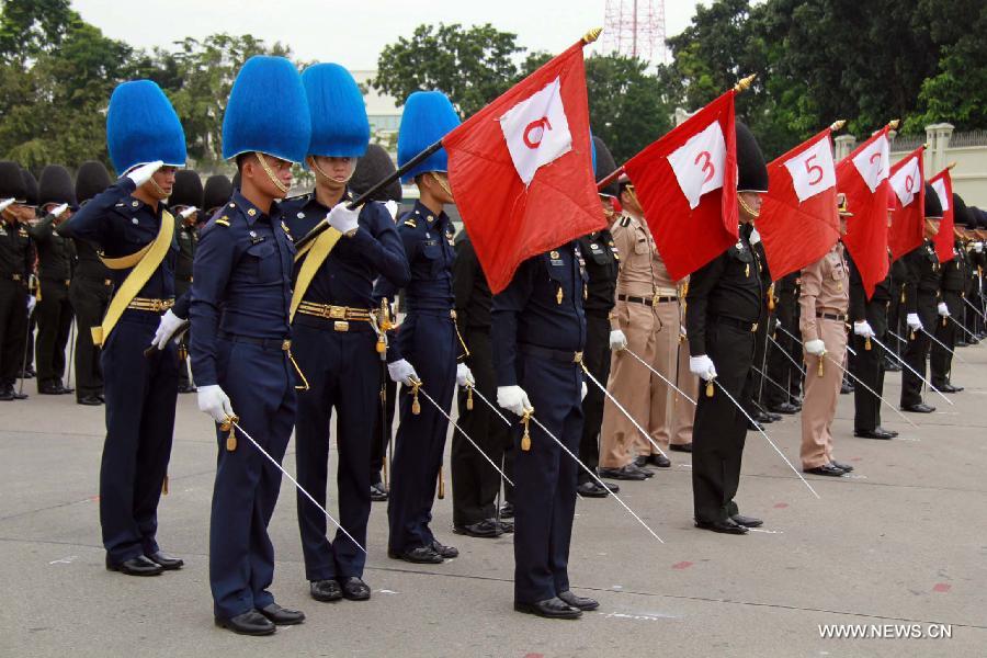 A total of 12 battalions of Royal Guard attend the rehearsal for Thai King Bhumibol Adulyadej's birthday at the throne hall in Bangkok, Thailand, Nov. 29, 2012. (Xinhua/Rachen Sageamsak)