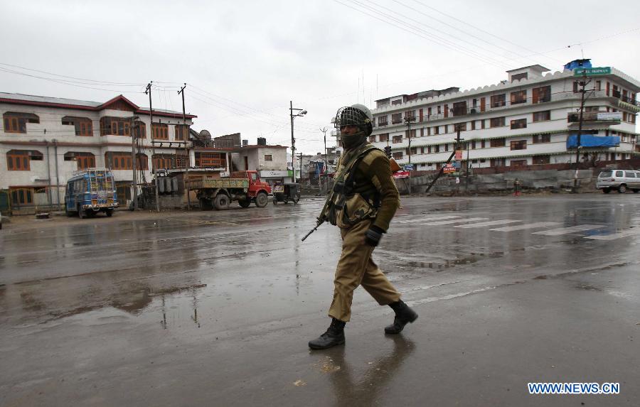 An Indian paramilitary soldier patrols in a street during curfew in Srinagar, summer capital of Indian-controlled Kashmir, Nov. 29, 2012. Authorities imposed a curfew in most parts of capital city Srinagar, following reports of sectarian clashes between two communities. (Xinhua/Javed Dar)