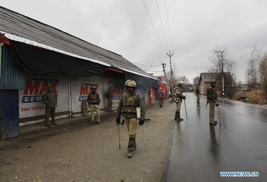 Indian paramilitary soldiers stand guard in a street during curfew in Srinagar, summer capital of Indian-controlled Kashmir, Nov. 29, 2012. Authorities imposed a curfew in most parts of capital city Srinagar, following reports of sectarian clashes between two communities. (Xinhua/Javed Dar)