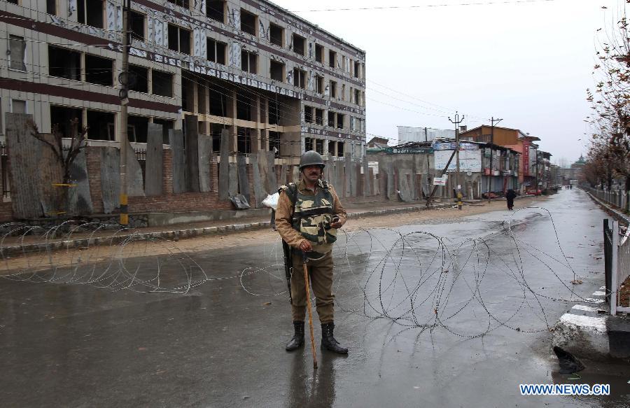An Indian paramilitary soldier stands guard in a street during curfew in Srinagar, summer capital of Indian-controlled Kashmir, Nov. 29, 2012. Authorities imposed a curfew in most parts of capital city Srinagar, following reports of sectarian clashes between two communities. (Xinhua/Javed Dar)