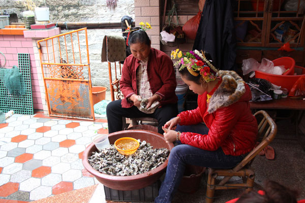 Residents here make their living by fishing. The original oyster shell houses enhance the atmosphere. The village has a reputation for 'Xunpu Women' and 'Xunpu Oyster Shell Houses'. (CRIENGLISH.com/Luo Chun)
