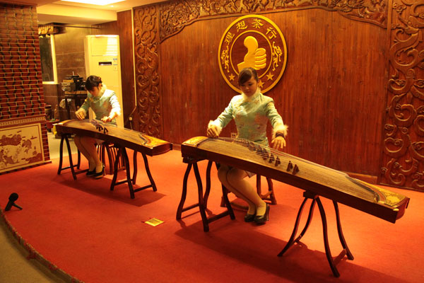 With the Guzheng performance, people are immersed in tea appreciation. Focusing on the tea, people begin to think and remember, perhaps even touching on inner peace. (CRIENGLISH.com/Luo Chun)