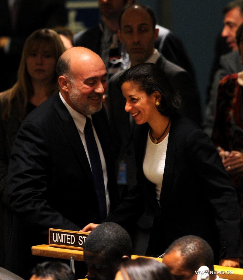 Susan Rice (R), the American ambassador to the United Nations, talks with Israeli Ambassador to the UN Ron Prosor (L) at the UN General Assembly (UNGA) meeting at the UN headquarters in New York, the United States, on Nov. 29, 2012.(Xinhua/Shen Hong)