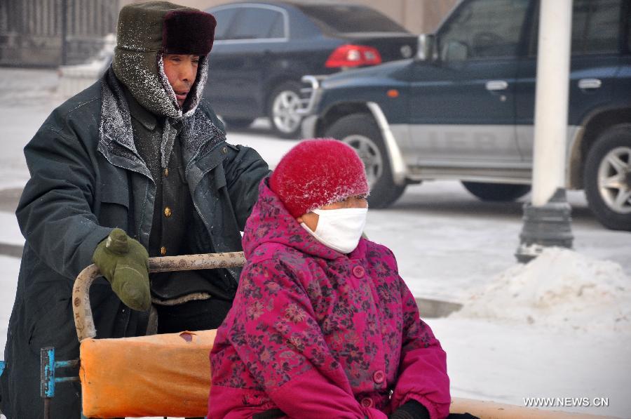 Pedestrians are seen with ice on heads in Hulun Buir, north China's Inner Mongolia Autonomous Region, Nov. 29, 2012. Snowfall and temperature drop hit the city these days. (Xinhua/Yu Changjun) 