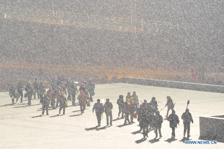 Citizens walk in the snow on a street in Dalian City, northeast China's Liaoning Province, Nov. 30, 2012. A snowfall hit Dalian City on Friday. (Xinhua/Liu Debin)  