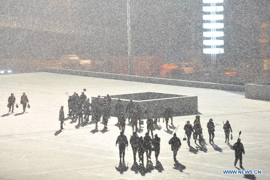 Citizens walk in the snow on a street in Dalian City, northeast China's Liaoning Province, Nov. 30, 2012. A snowfall hit Dalian City on Friday. (Xinhua/Liu Debin) 