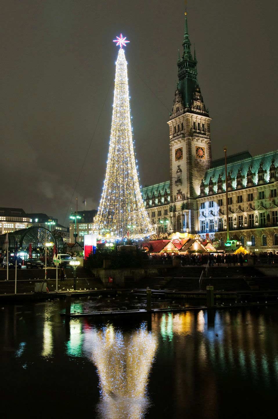 The Christmas market in Hamburg, Germany on November 29, 2012. Hamburg has shaken off its wartime damage to emerge into a glorious present. (Provided to People's Daily Online)