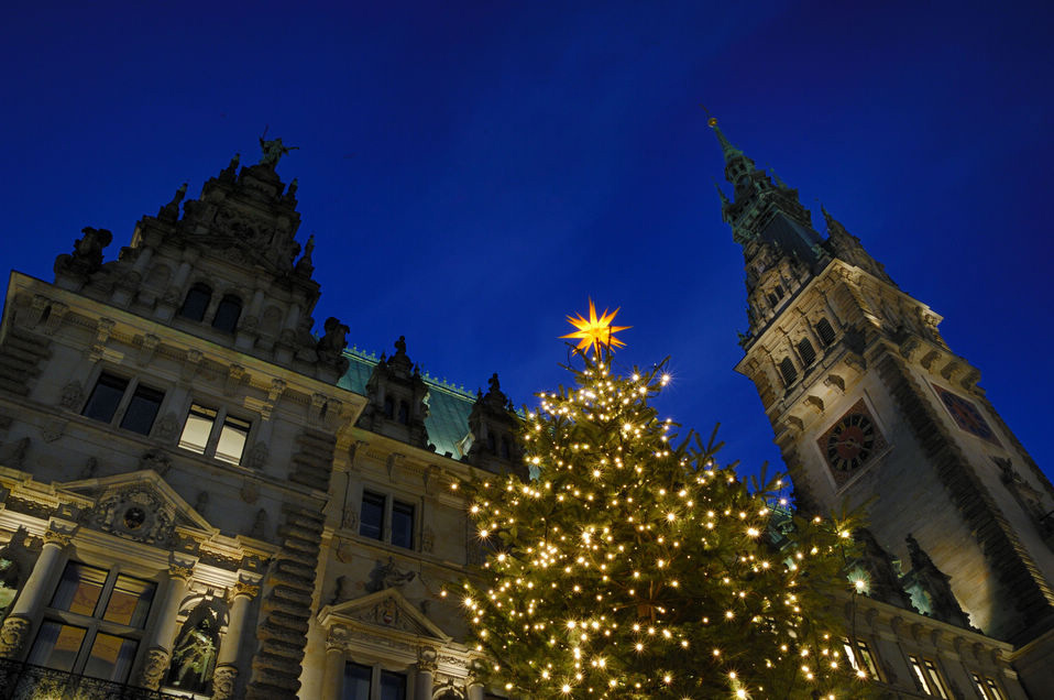 The Christmas market in Hamburg, Germany on November 29, 2012. Hamburg has shaken off its wartime damage to emerge into a glorious present. (Provided to People's Daily Online)