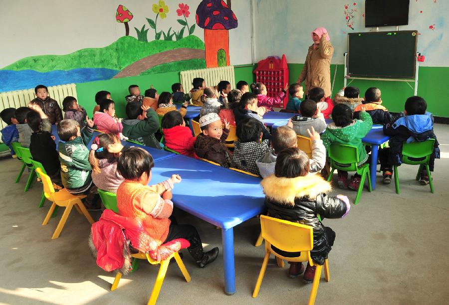 Children have an English class at a kindergarten in Dahejia Township of Linxia Hui Autonomous Prefecture, northwest China's Gansu Province, Nov. 29, 2012. A total of 253 children from various ethnic groups study and live at the kindergarten. (Xinhua/Huang Wenxin) 