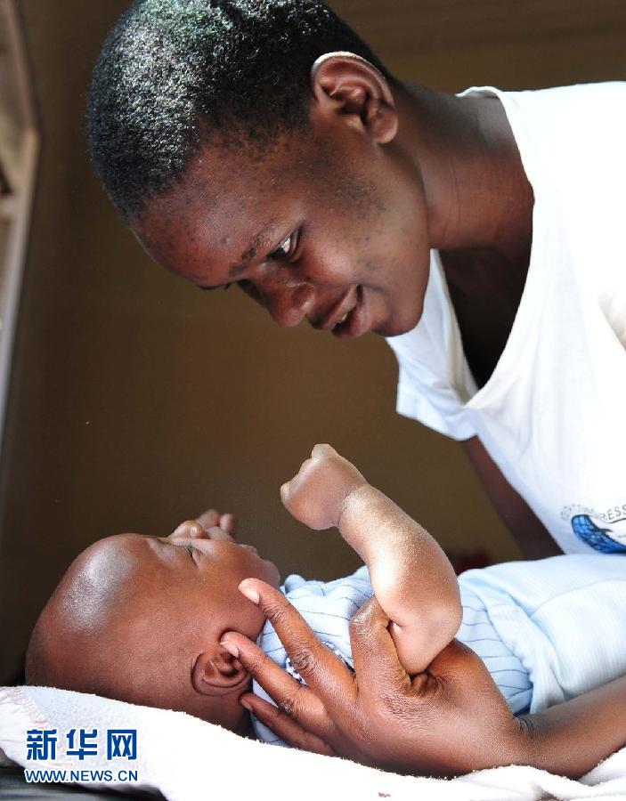 The UNICEF launches the HIV immunity project of mother-infant transmission in Kisumu, Kenya on Oct 29, 2012. The project aims to achieve the elimination of mother-infant HIV transmission in Kenya before 2015. (Xinhua/Ma Yan)